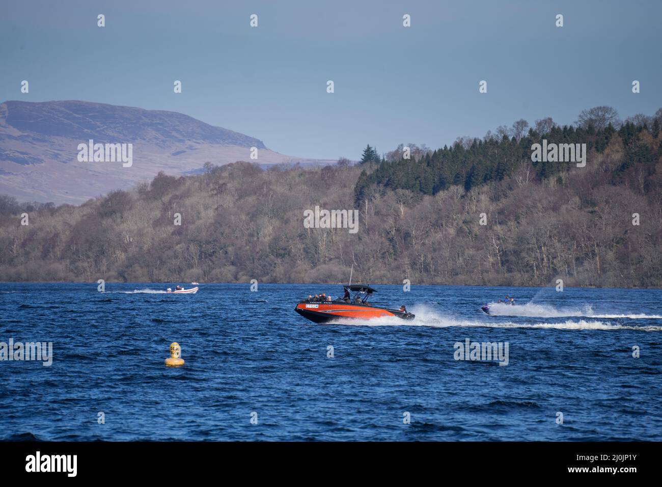 Clima en el reino unido: Duck Bay, Escocia , 19th de marzo de 2020, la primavera está en el aire en la bahía de patos hoy en día, mientras la gente se reúne para disfrutar del sol, barbacoa, jet ski y sol bañado Foto de stock