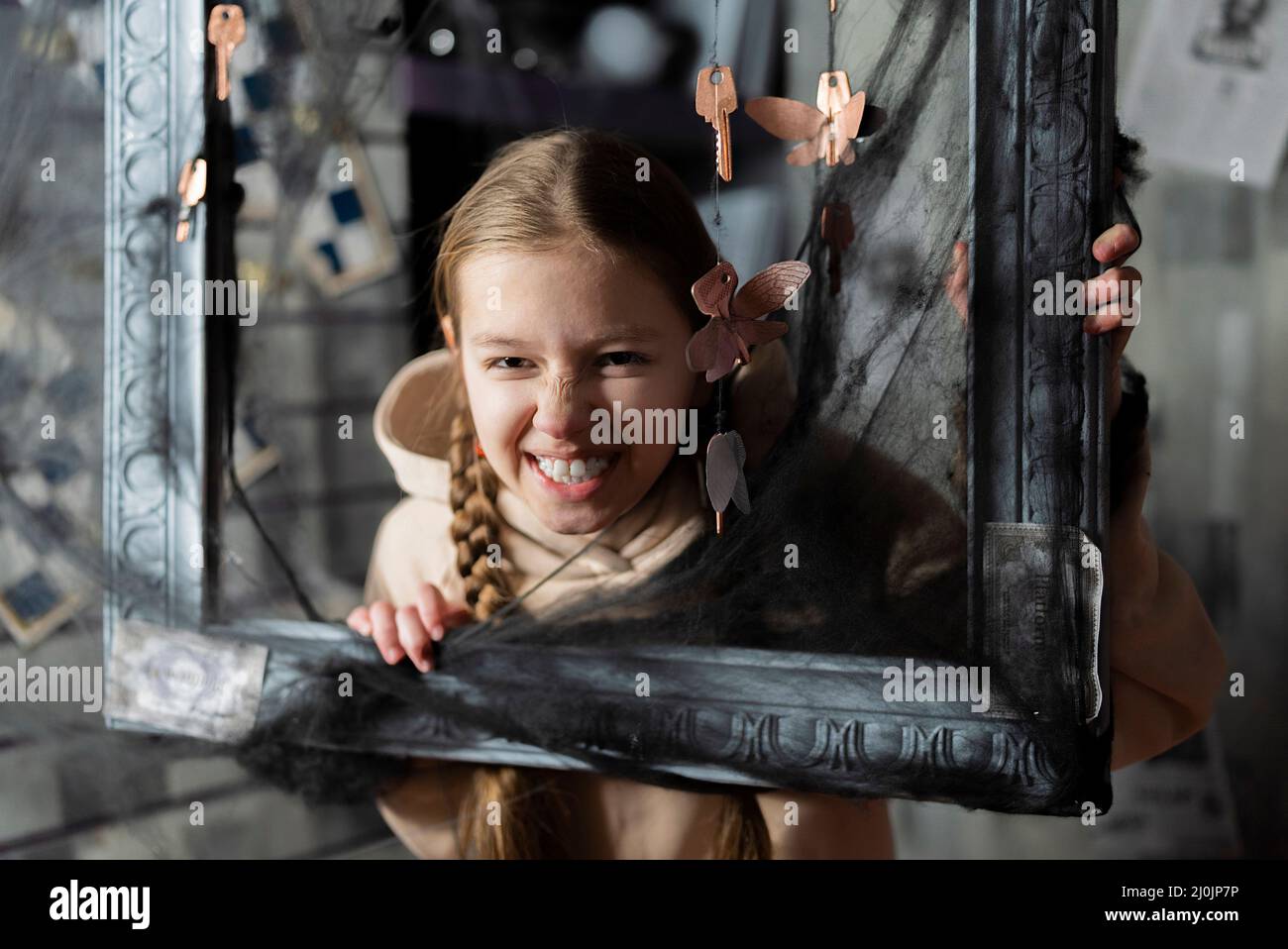 retrato divertido de una niña adolescente en un marco negro Foto de stock