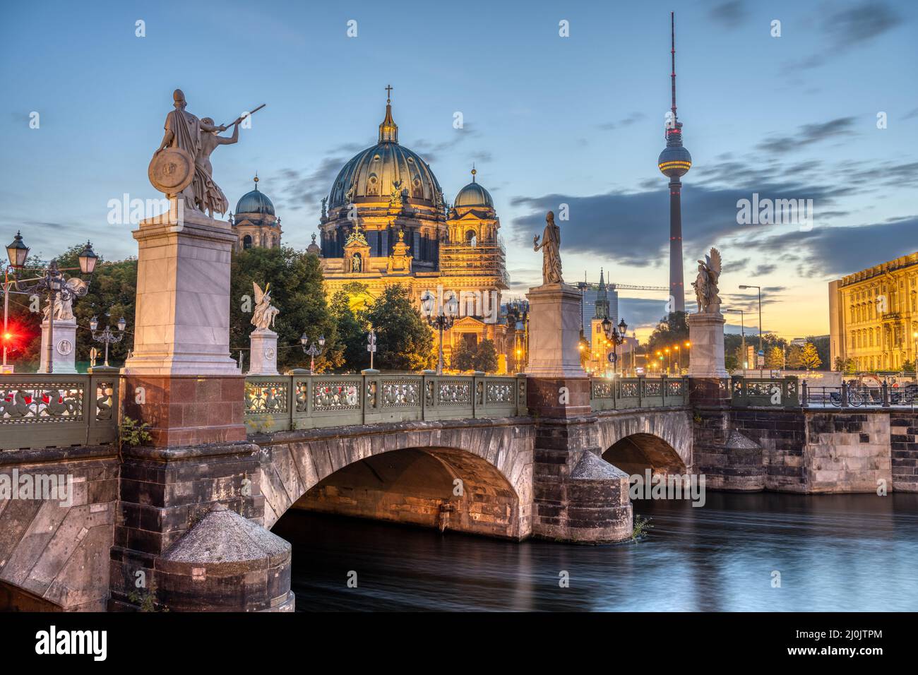 La Catedral, la Torre de TV y el Schlossbruecke en Berlín al amanecer Foto de stock