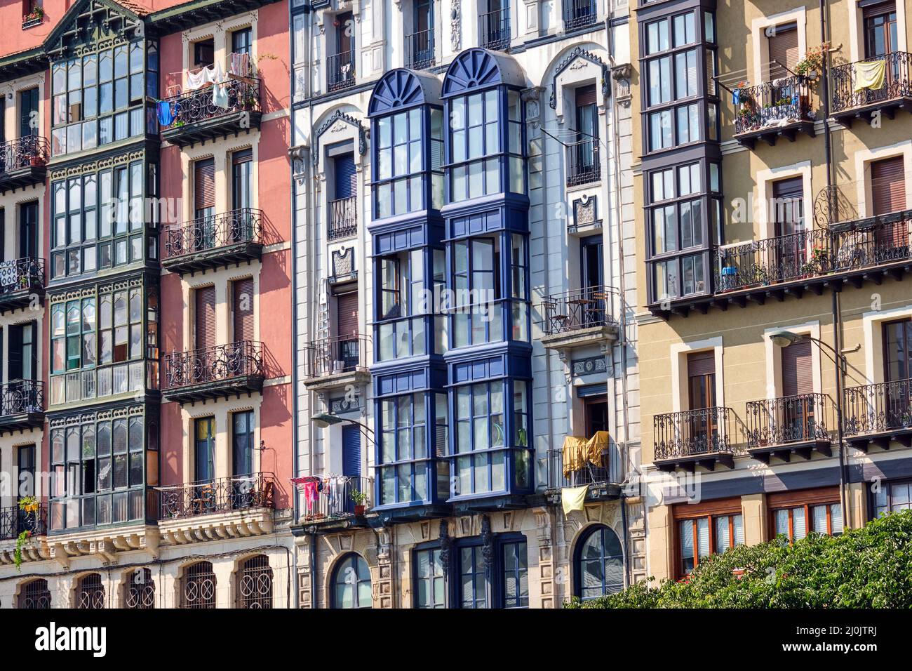 Algunas fachadas típicas del casco antiguo de Bilbao en España Foto de stock