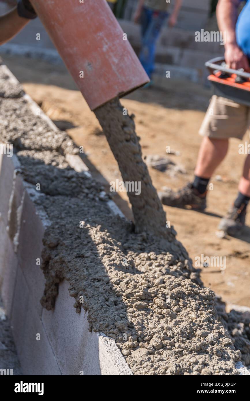 Concreting - trabajadores de la construcción en obra de construcción, industria de la construcción Foto de stock