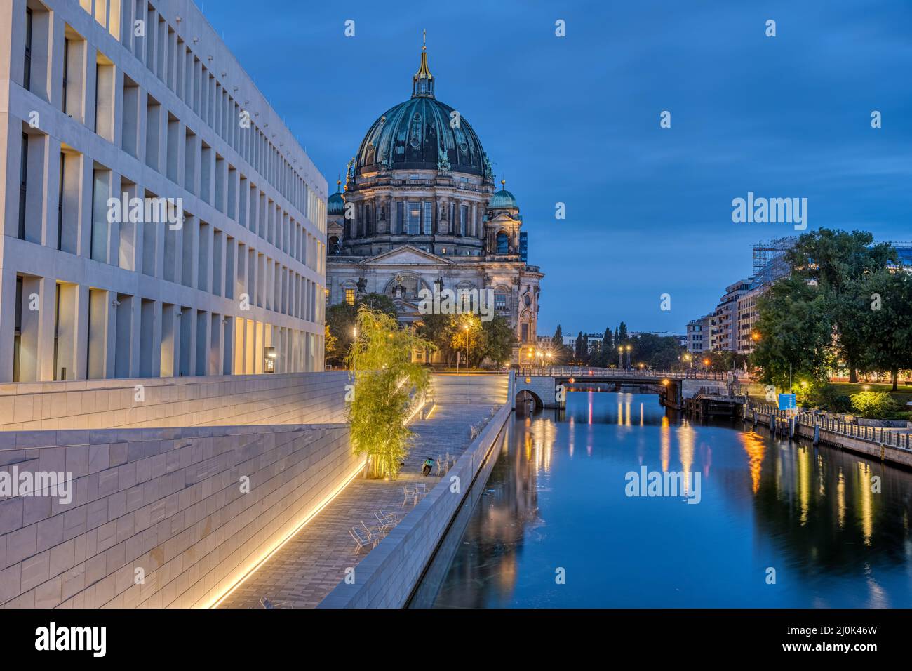 La moderna parte trasera del Palacio de la Ciudad, la catedral y el río Spree en Berlín al amanecer Foto de stock