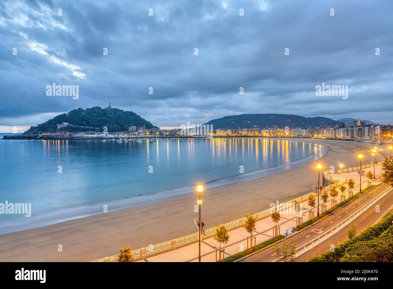 Vista de la playa de La Concha en San Sebastián, España, antes del amanecer Foto de stock