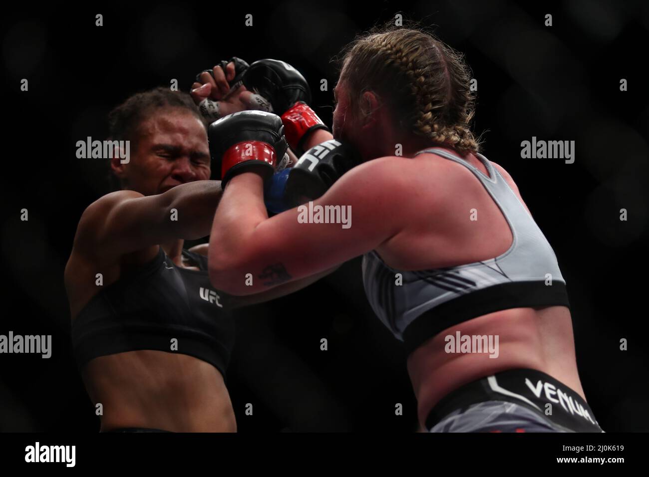 LONDRES, REINO UNIDO. MAR 19th Luana Carolina (izquierda) y Molly McCann  (derecha) intercambian disparos durante la Noche de Lucha de la UFC 204 en  el O2 Arena, Greenwich el sábado 19th de