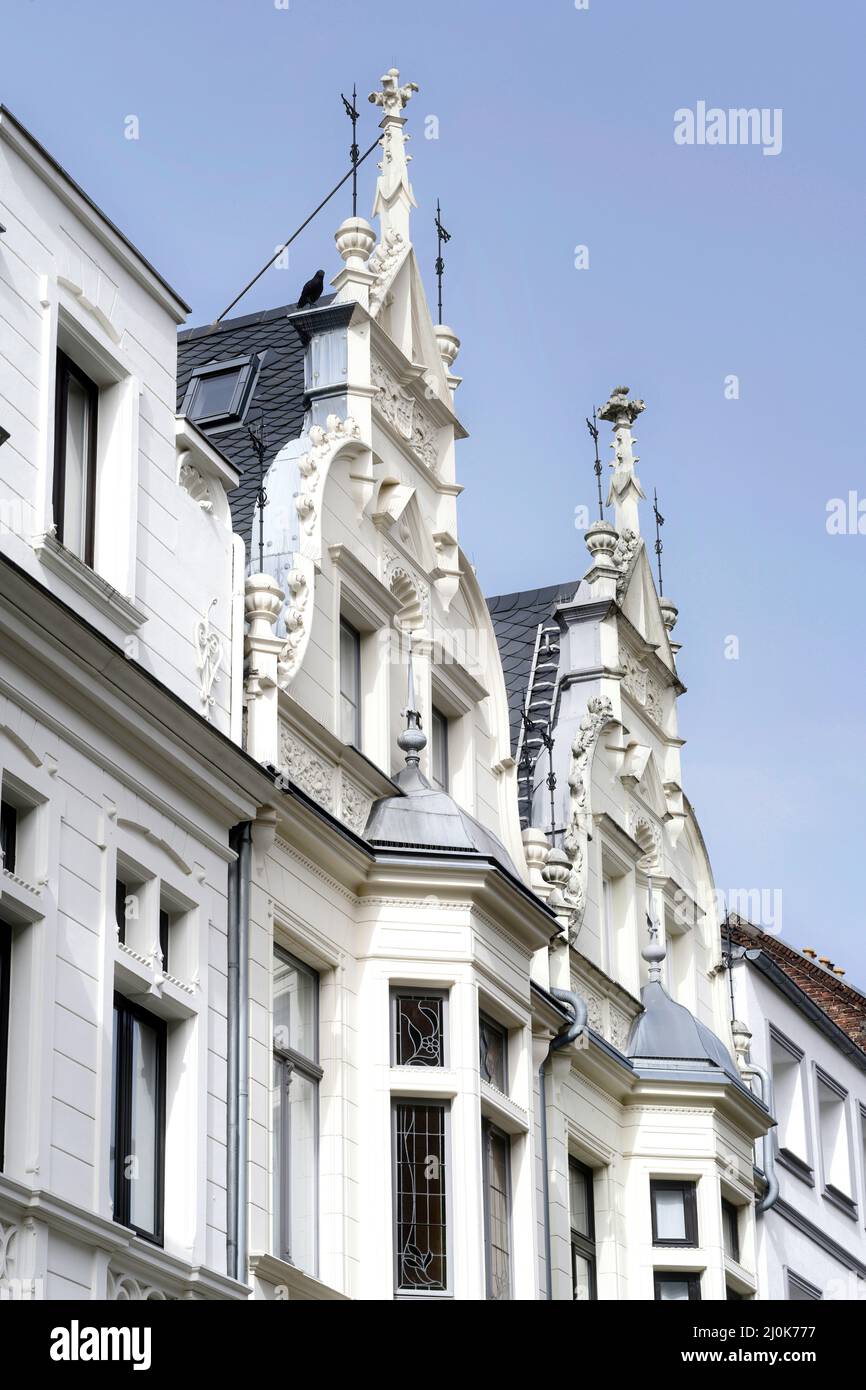 fachadas de casas ricamente decoradas de finales del siglo 19th en colonia ehrenfeld Foto de stock