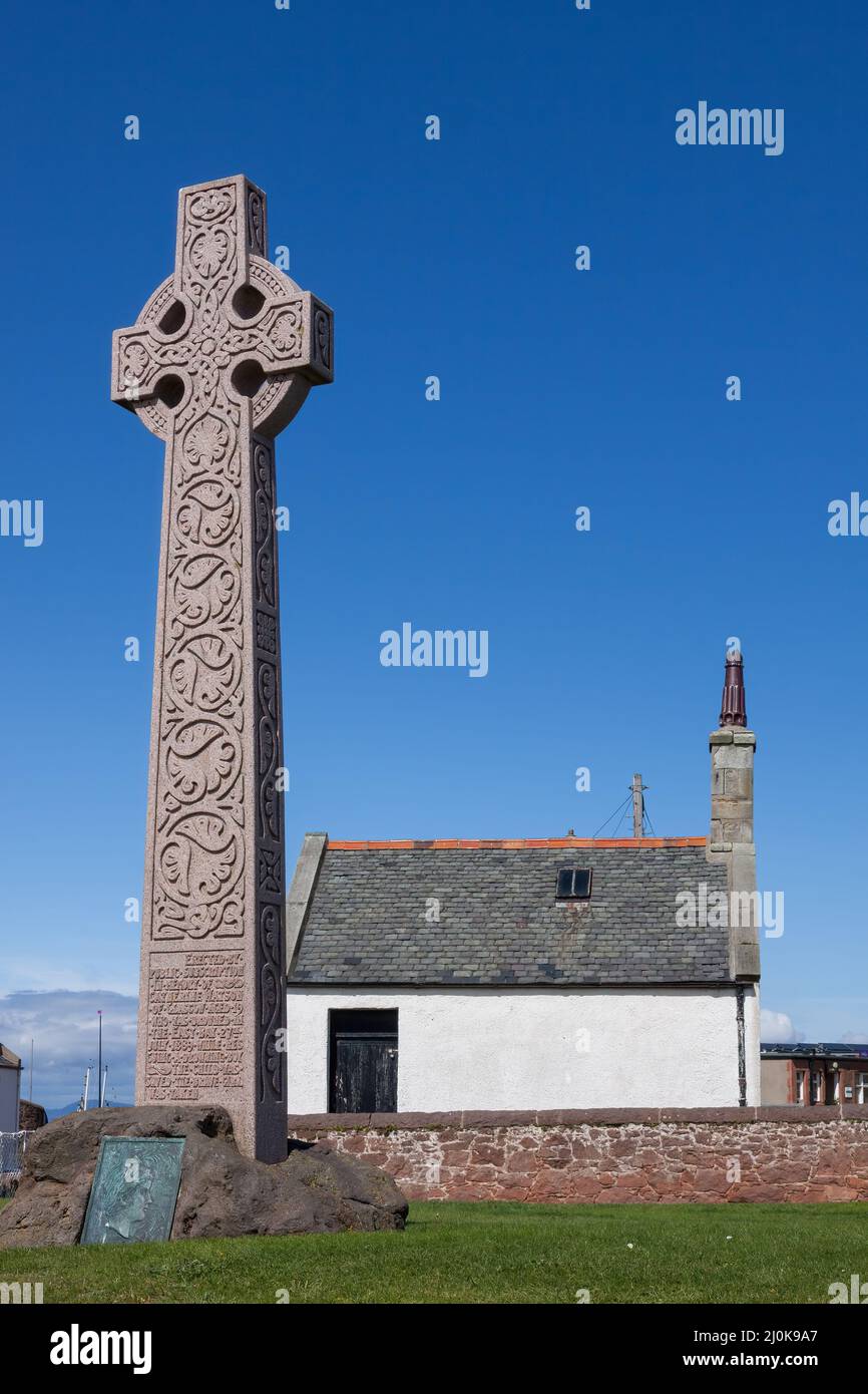 BERWICK DEL NORTE, LOTHIAN DEL ESTE, ESCOCIA - AGOSTO 14 : Cruz de piedra erigida en memoria de Catherine Watson en Berwick del Norte, Escocia Foto de stock