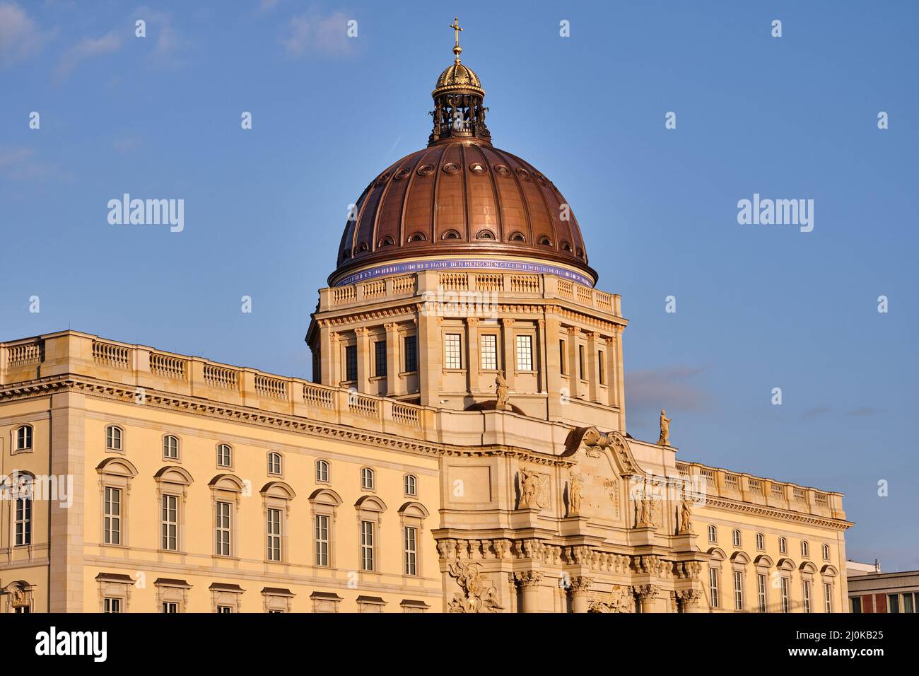 La cúpula del Palacio de la Ciudad reconstruido en Berlín justo antes de la puesta de sol Foto de stock