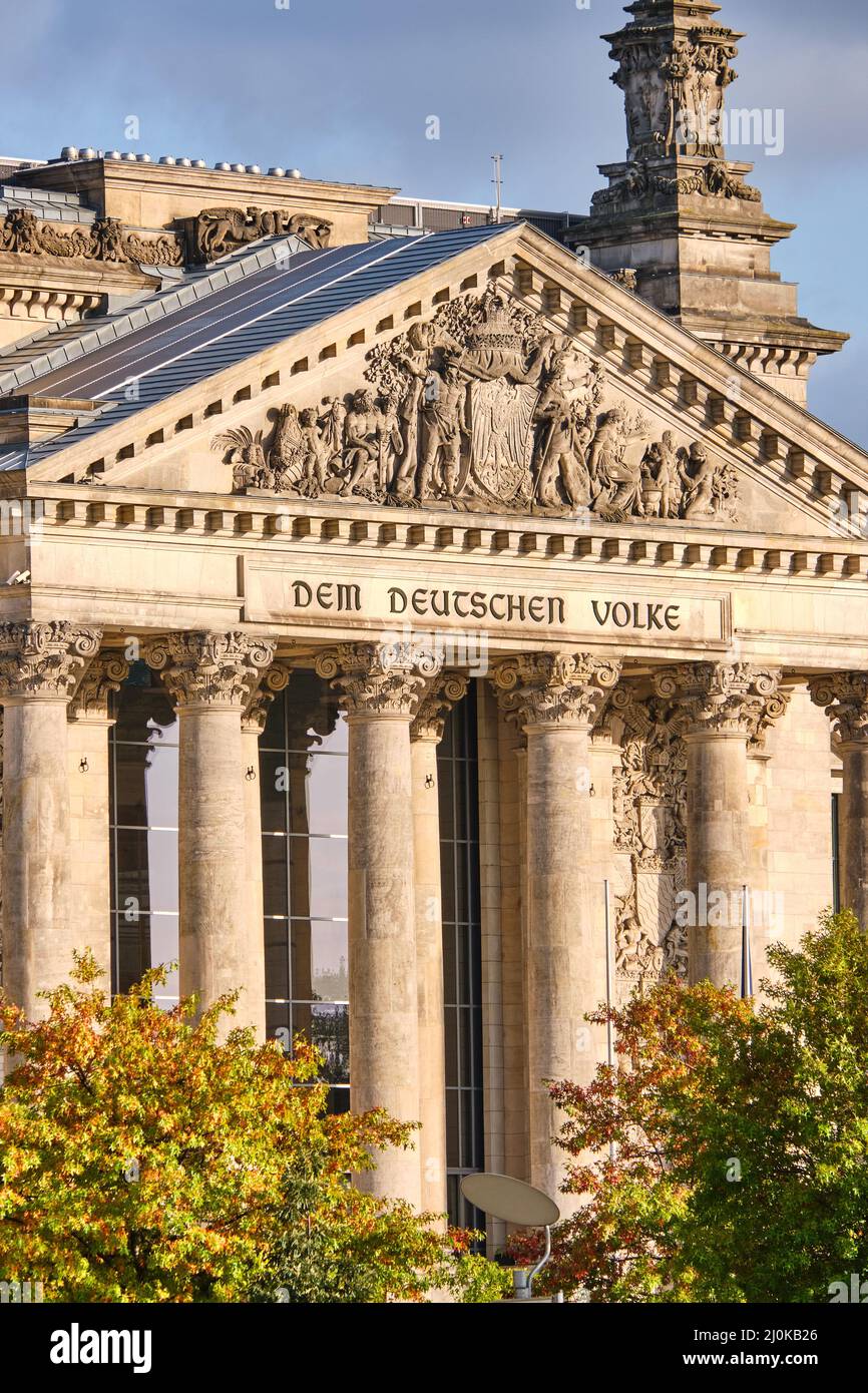 El portal de entrada del Reichstag en Berlín Foto de stock