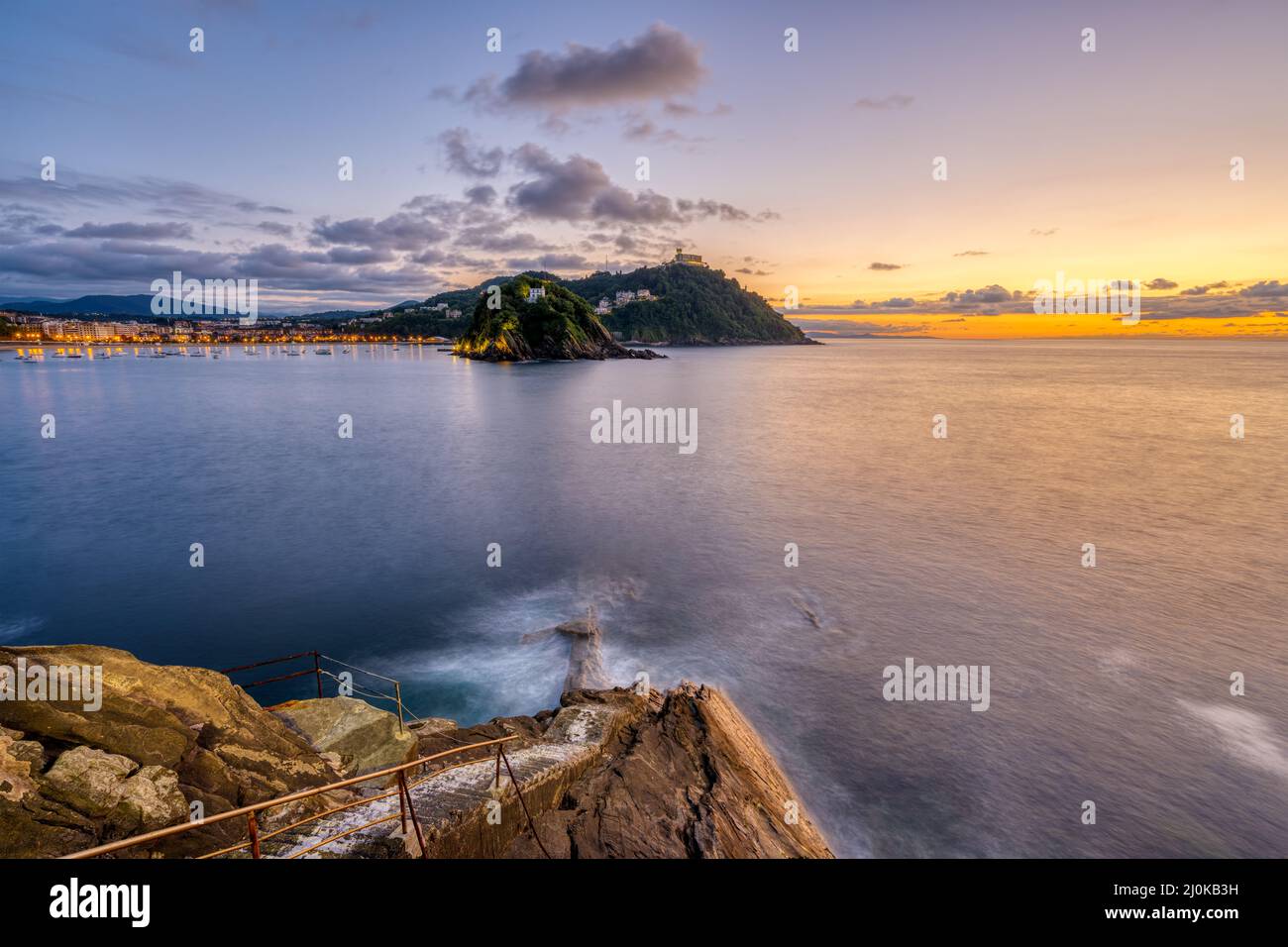 La bahía de San Sebastián en España con Monte Igueldo al atardecer Foto de stock