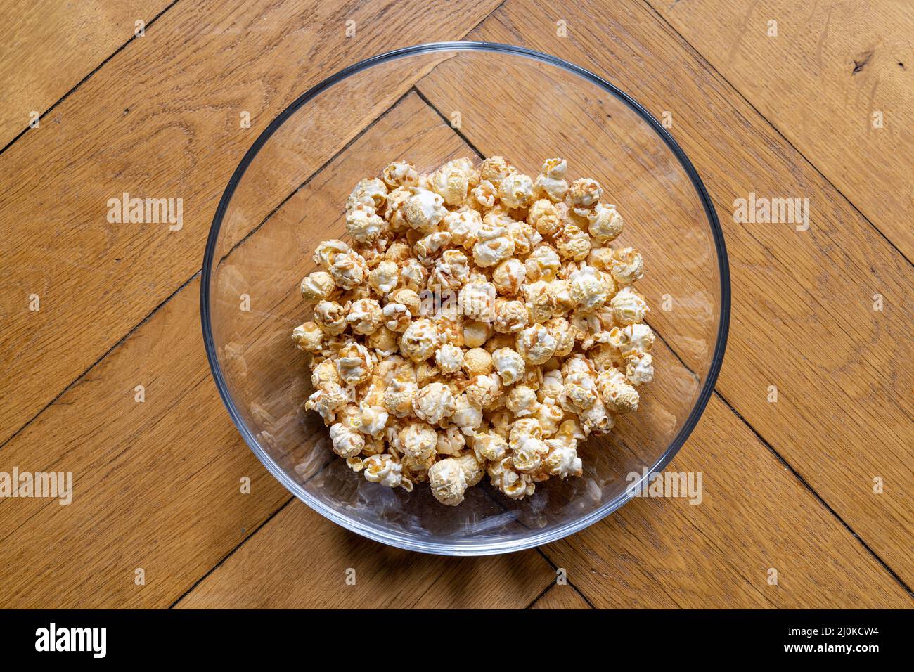 Palomitas de maíz en la vista superior del Bol Fotografía de stock - Alamy