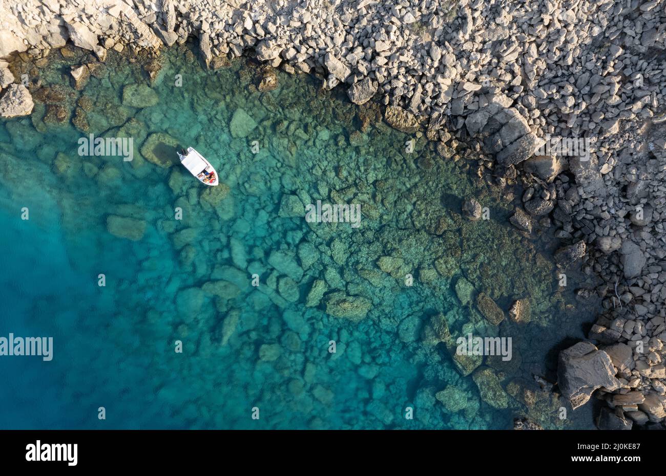 Fotografía aérea de drone de penínsulas de Cabo Greko. Barco en el océano Foto de stock