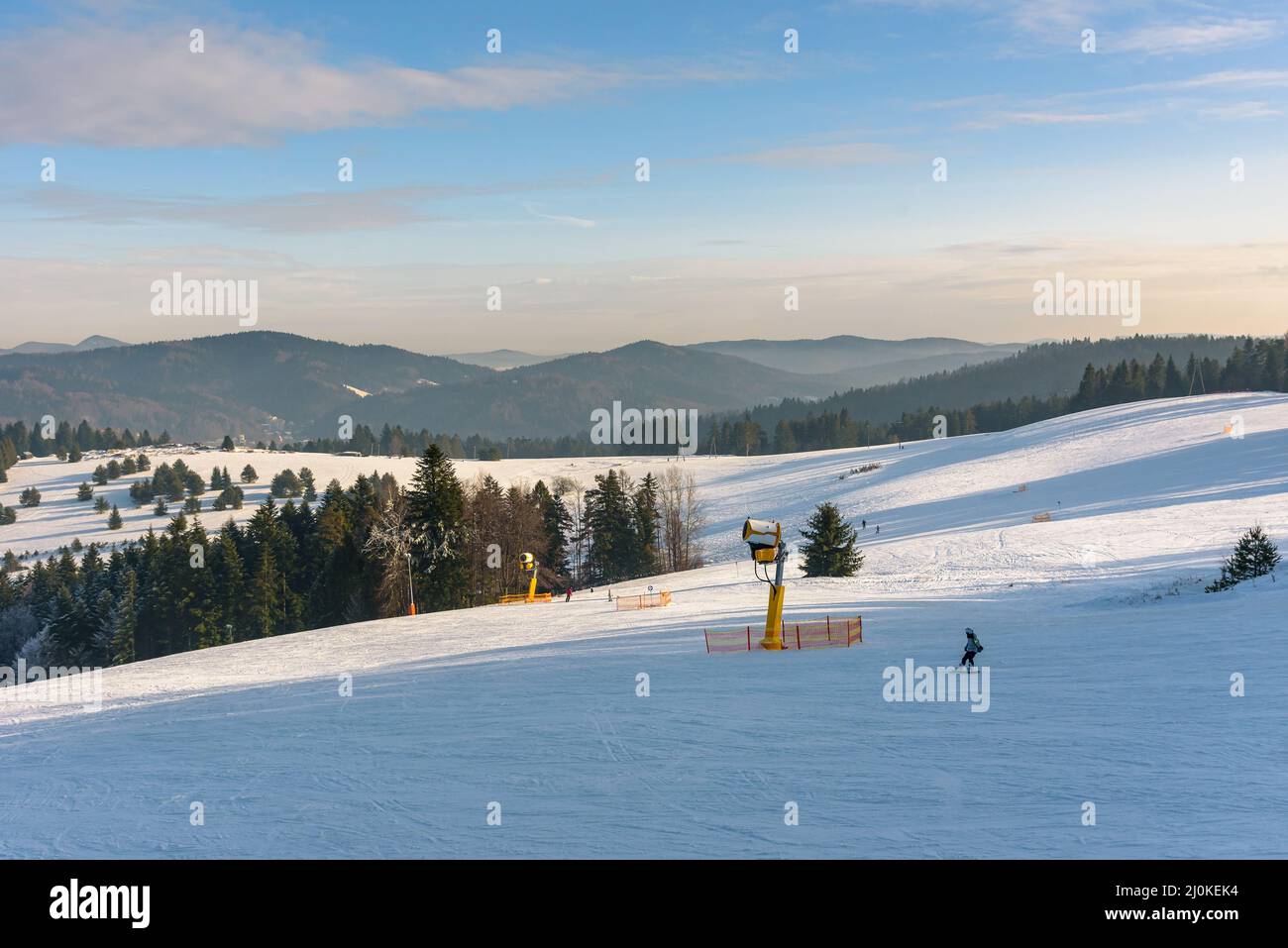 Vista panorámica de invierno de las montañas Beskid Sadecki desde la pista de esquí en Krynica Zdroj, Polonia Foto de stock