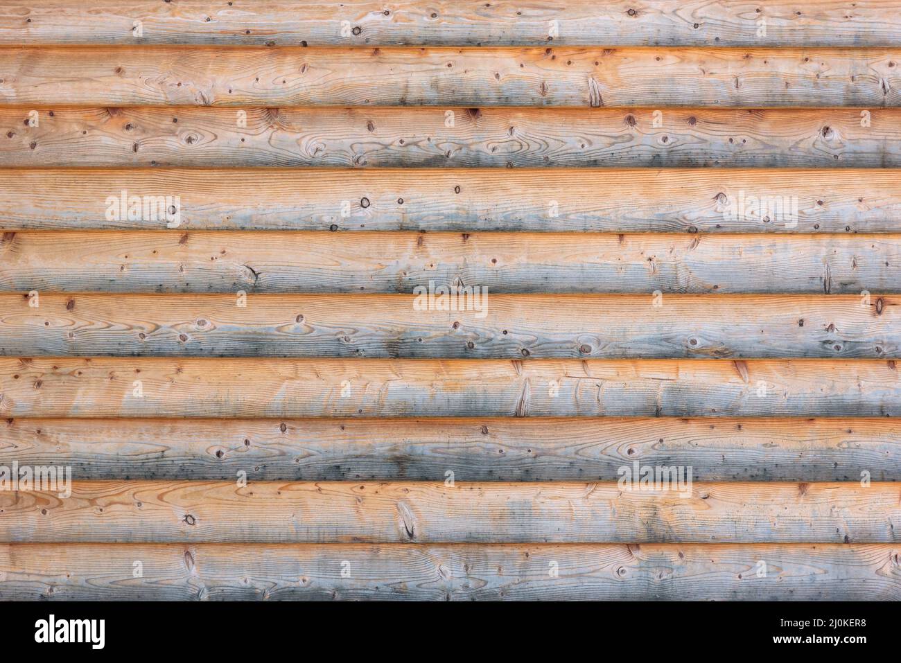Fondo de madera erosionado hecho de tablones planos dispuestos horizontalmente Foto de stock