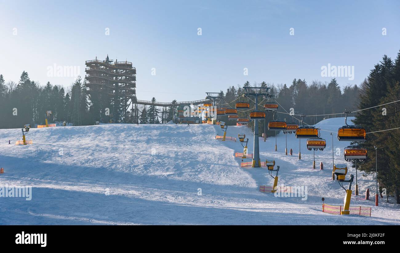 Moderno remonte y la torre de observación en la estación de esquí Slotwiny Arena en un día soleado, Krynica Zdroj, Polonia Foto de stock