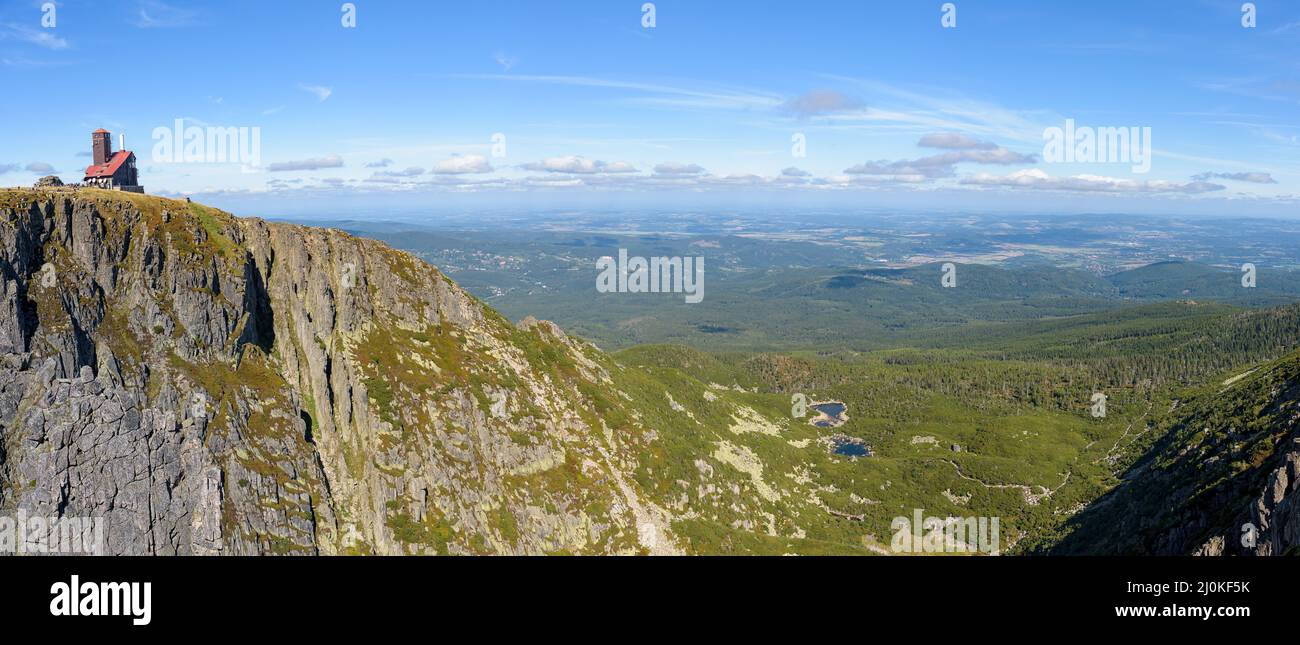 Vista panorámica del acantilado Snow Cirques con el antiguo edificio de transmisores de televisión y los lagos Sniezne Stawki en las Montañas Gigantes Polacas Foto de stock