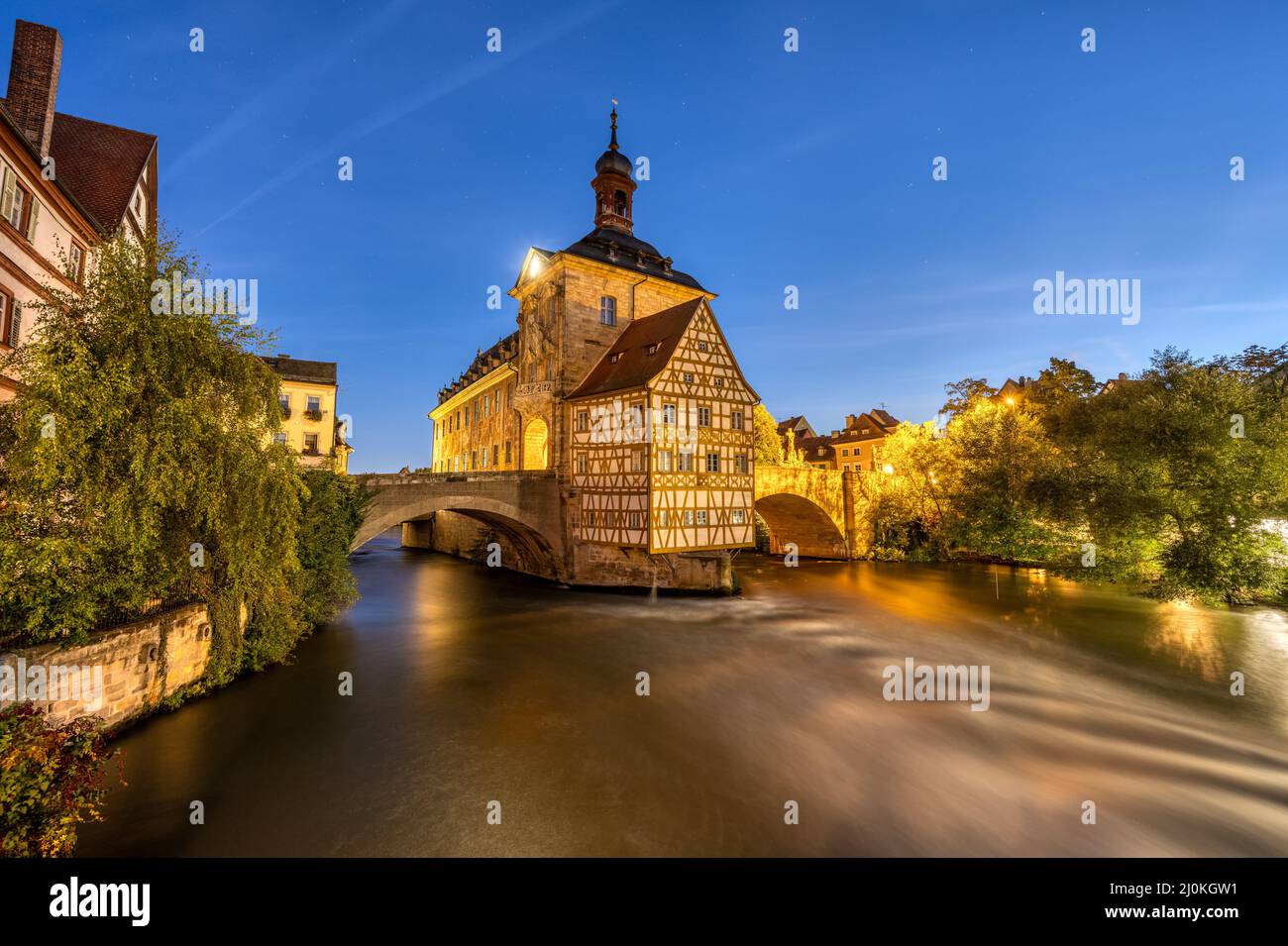 El entramado de madera Antiguo Ayuntamiento de Bamberg en Alemania durante la noche Foto de stock