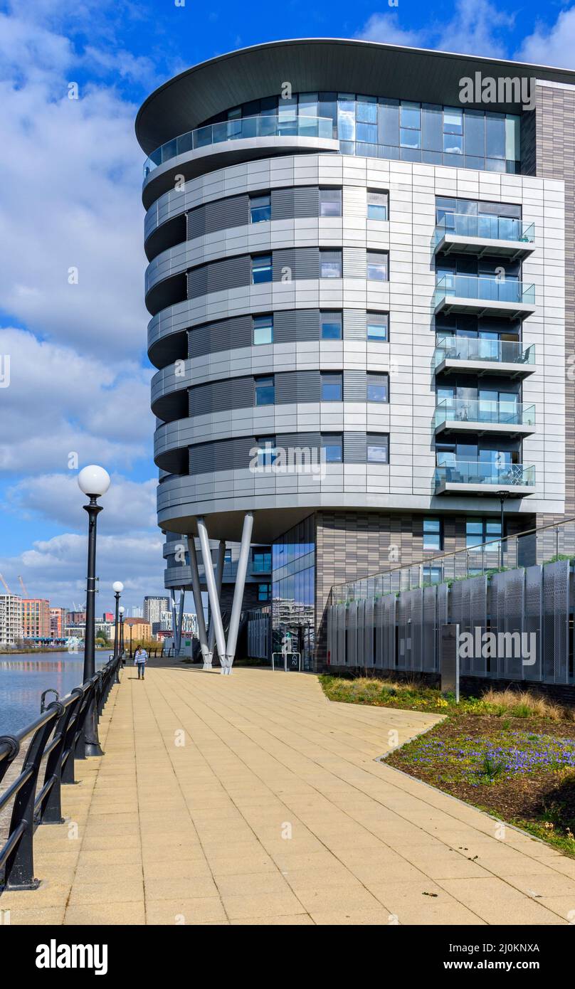 Uno de los X1 bloques de apartamentos de Manchester Waters, junto al Manchester Ship Canal, Pomona Island, Manchester, Inglaterra, Reino Unido Foto de stock