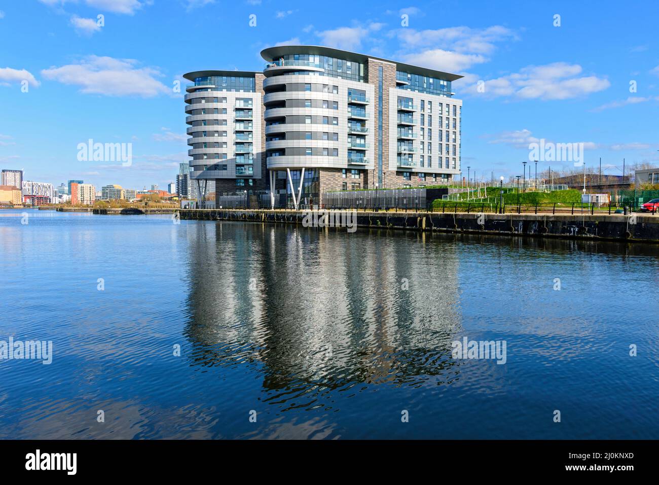 Dos de los X1 bloques de apartamentos de Manchester Waters, junto al Manchester Ship Canal, Pomona Island, Manchester, Inglaterra, Reino Unido Foto de stock