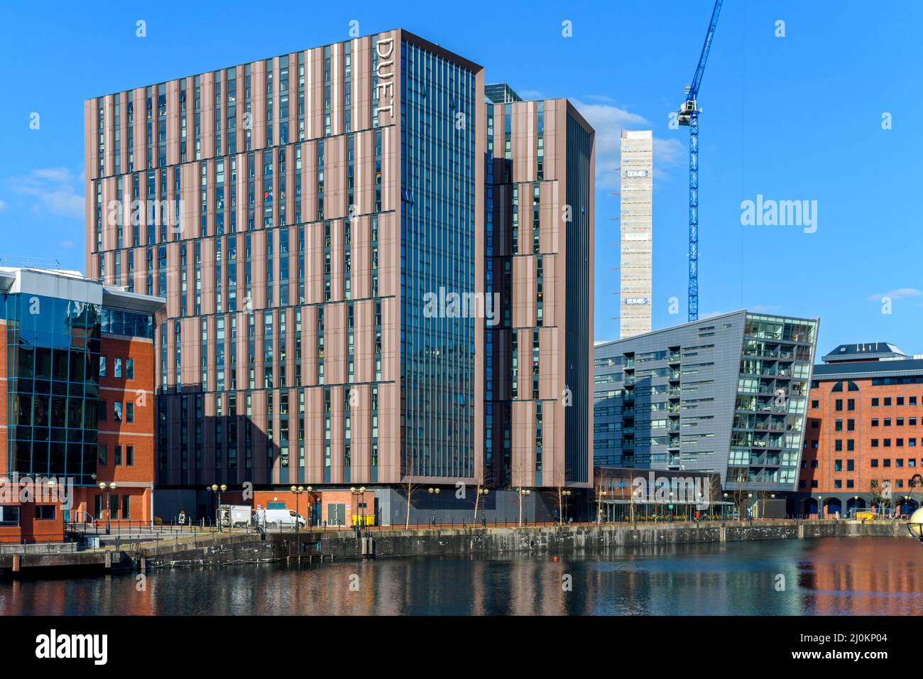 Los bloques de apartamentos Duet, Erie Basin, Salford Quays, Manchester, Reino Unido Foto de stock
