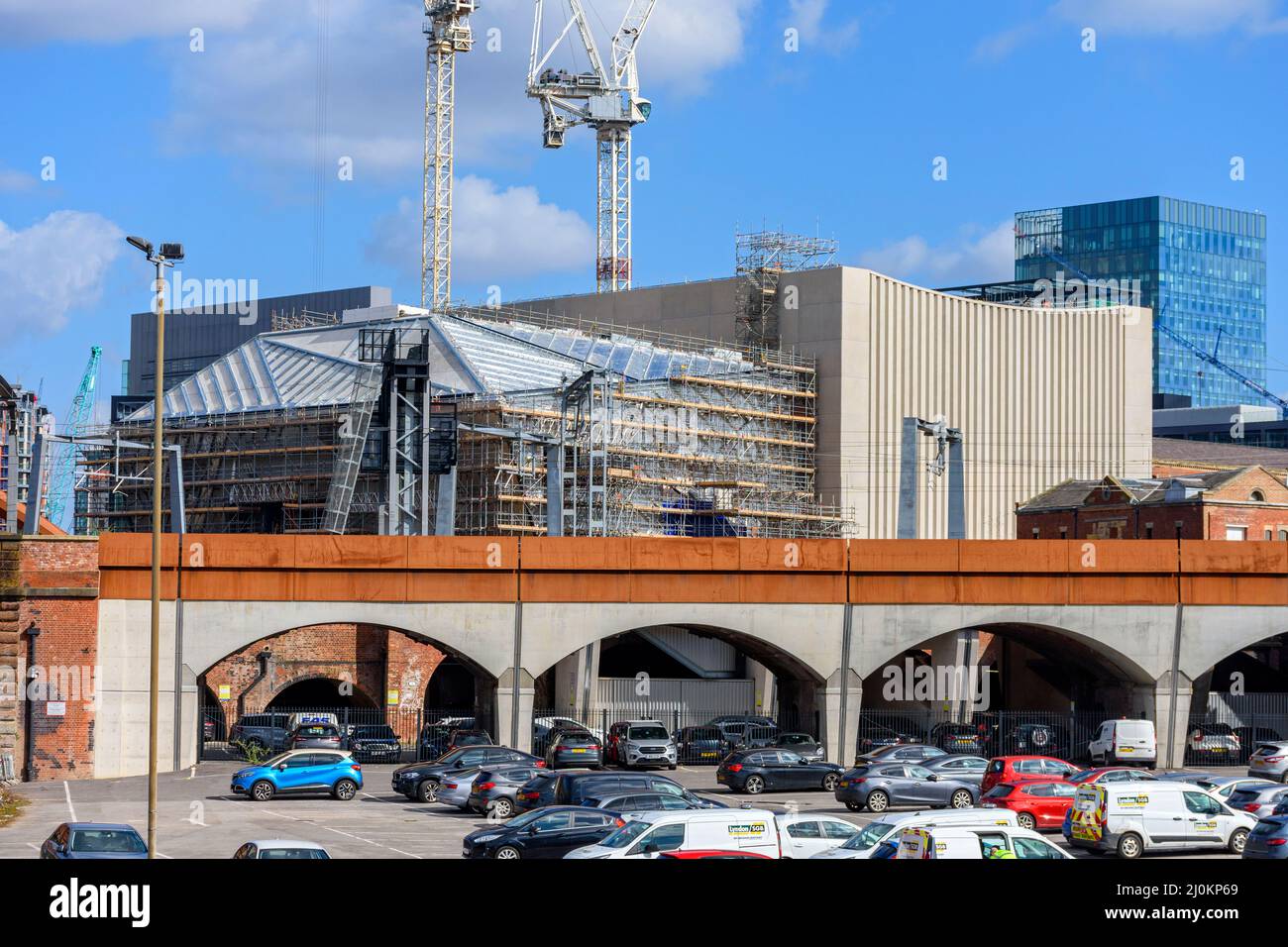 El edificio de arte de la fábrica en construcción el 2022 de marzo, sobre un viaducto ferroviario. St. John's, Manchester, Inglaterra, Reino Unido Foto de stock