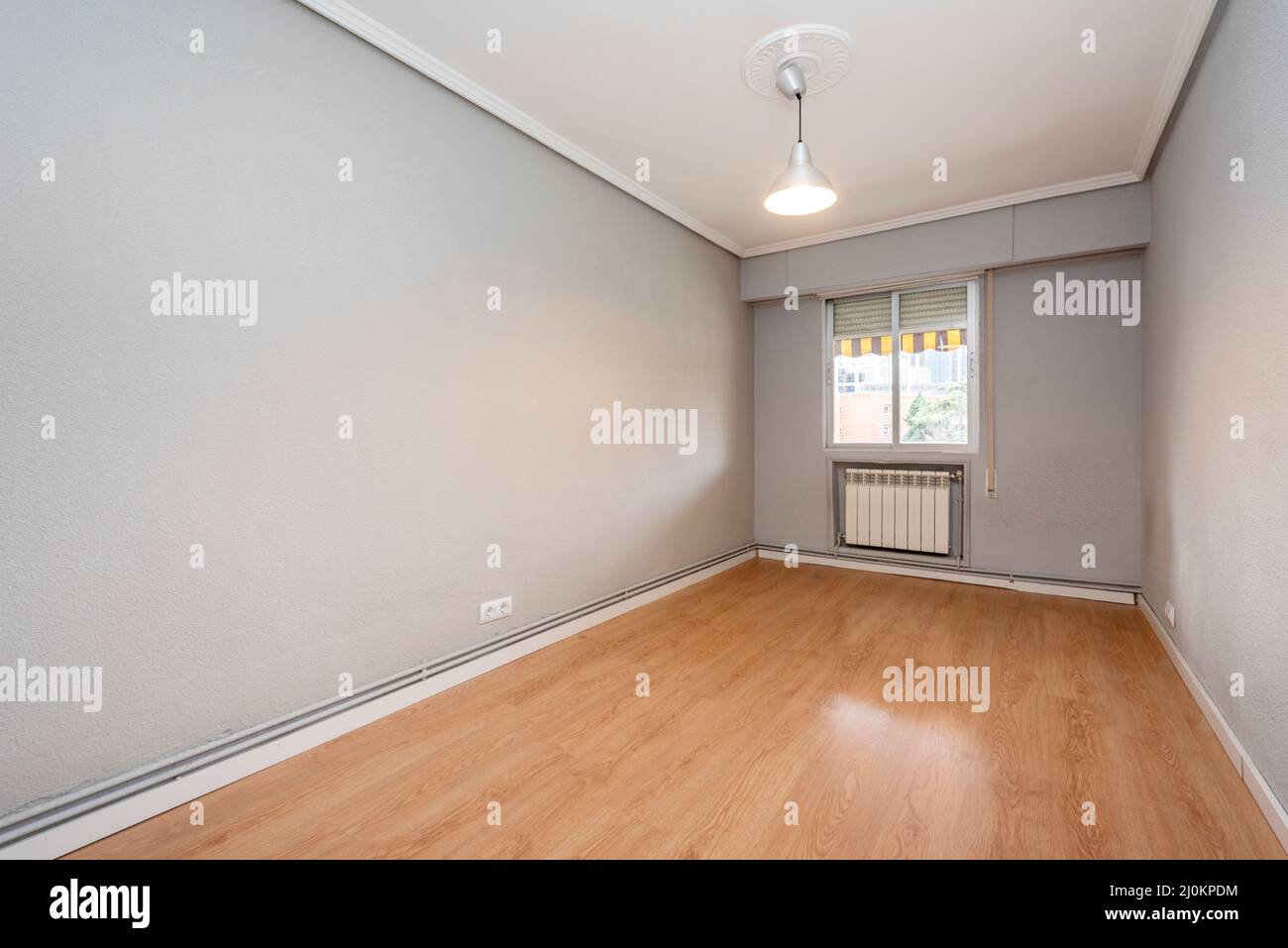 Sala de estar vacía con paredes pintadas de gris, suelo de madera y ventana  de aluminio Fotografía de stock - Alamy