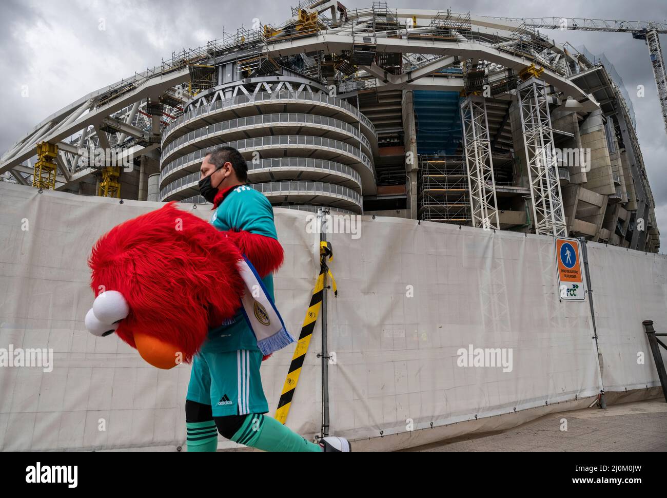 Madrid, España. 19th Mar, 2022. Una mascota vestida de personaje Elmo de  Sesame Street pasa por el estadio Santiago Bernabeu del equipo del club de  fútbol español Real Madrid visto bajo una