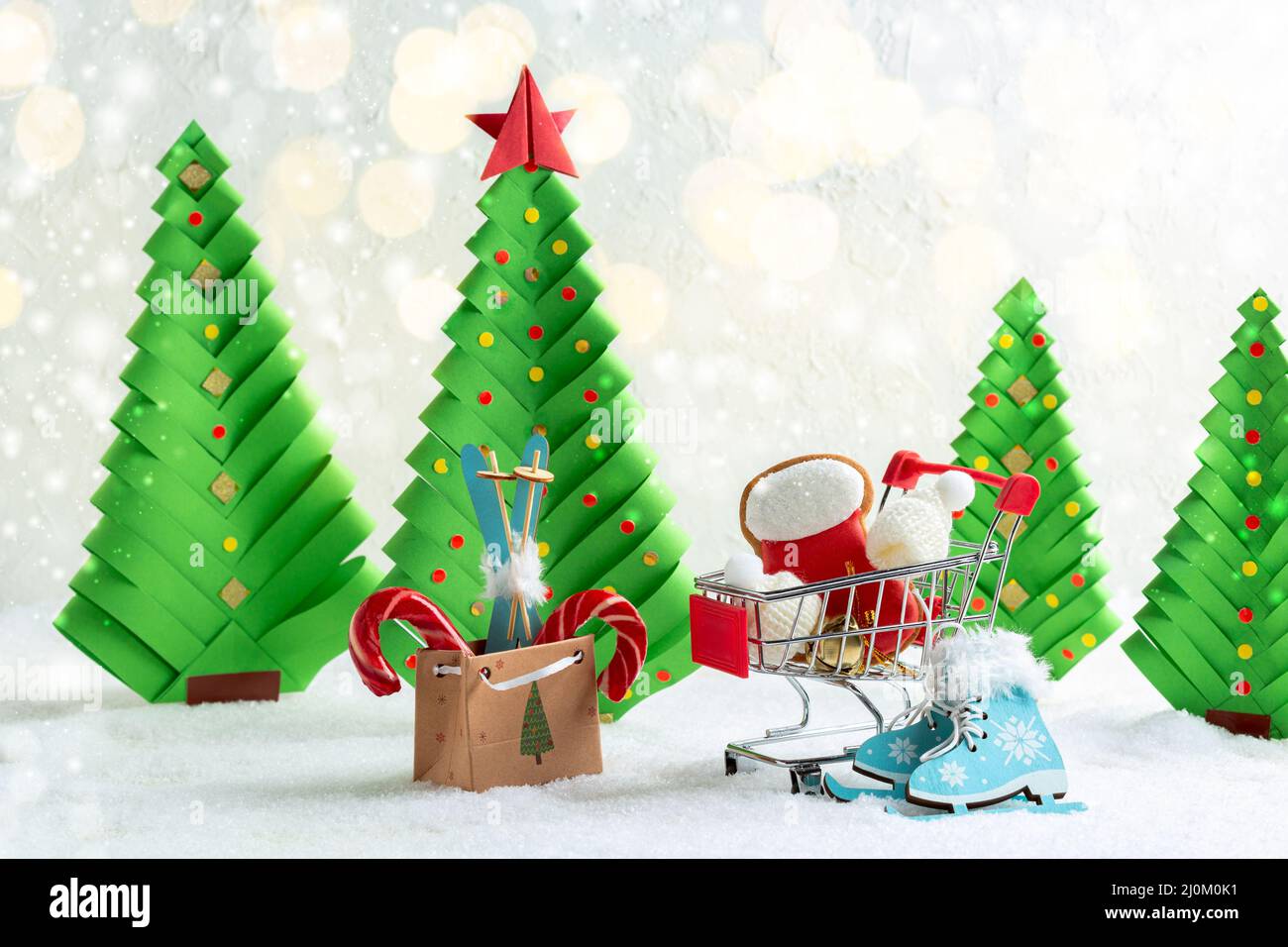 Postal navideña con árboles de Navidad y juguetes. Foto de stock
