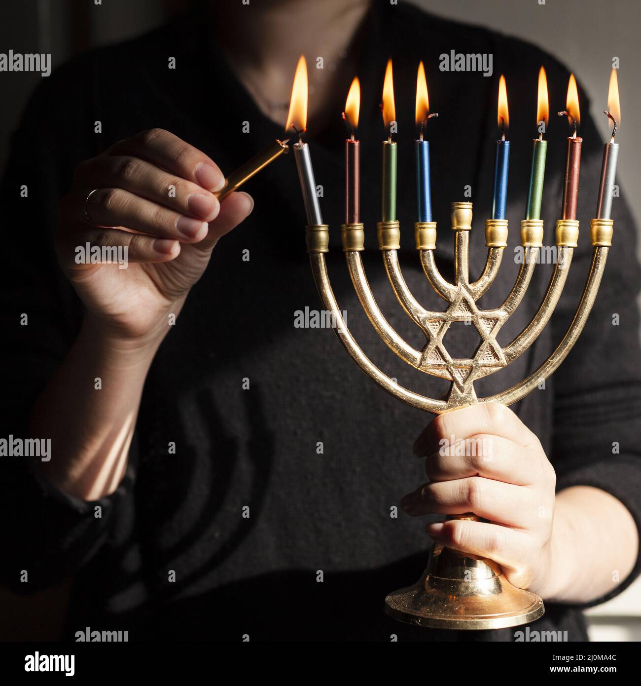 Candelabro judío con velas Fotografía de stock - Alamy