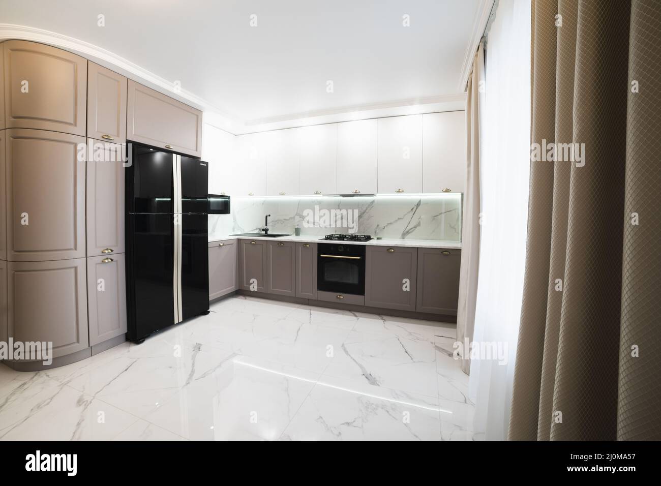 Cocina interior moderna amueblada Foto de stock