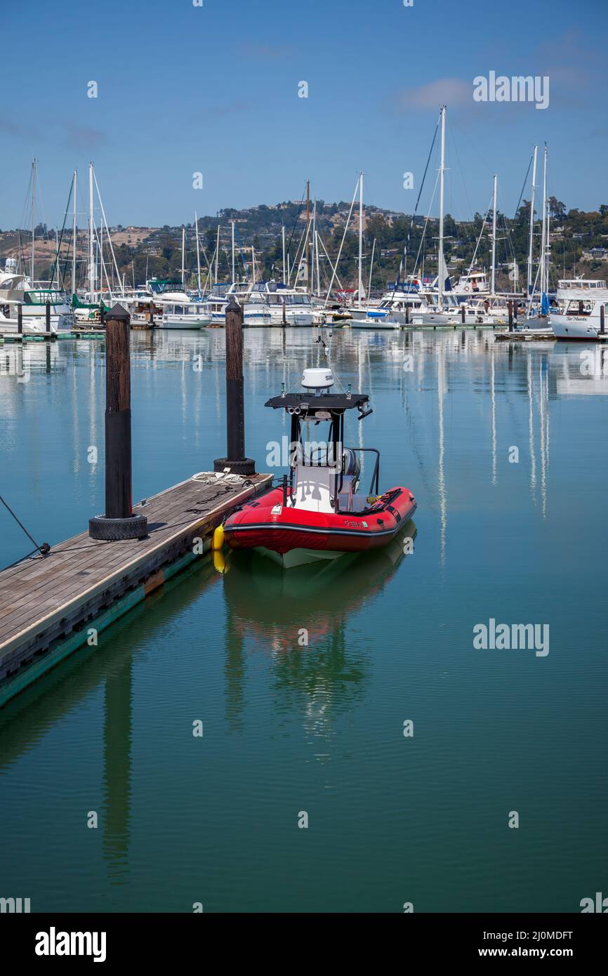 SAUSALITO, CALIFORNIA, EE.UU. - 6 DE AGOSTO: Barco rojo en el puerto deportivo de Sausalito, California, EE.UU. El 6 de agosto de 2011 Foto de stock