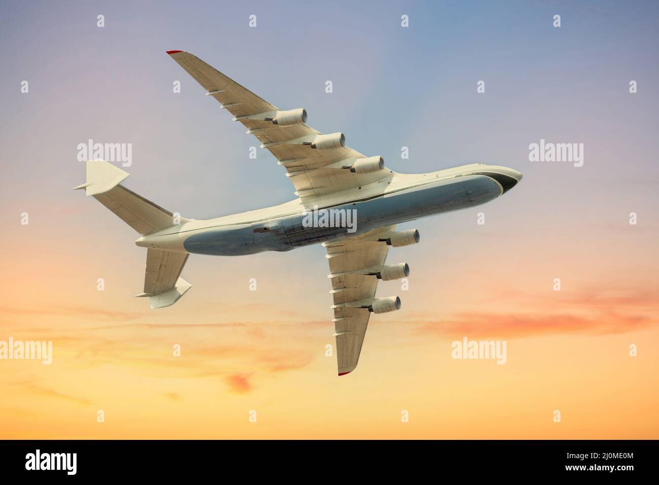 Avión avión avión jet en el cielo azul Foto de stock
