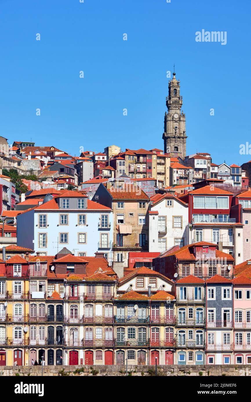 El hermoso casco antiguo de Porto en Portugal en un día soleado Foto de stock