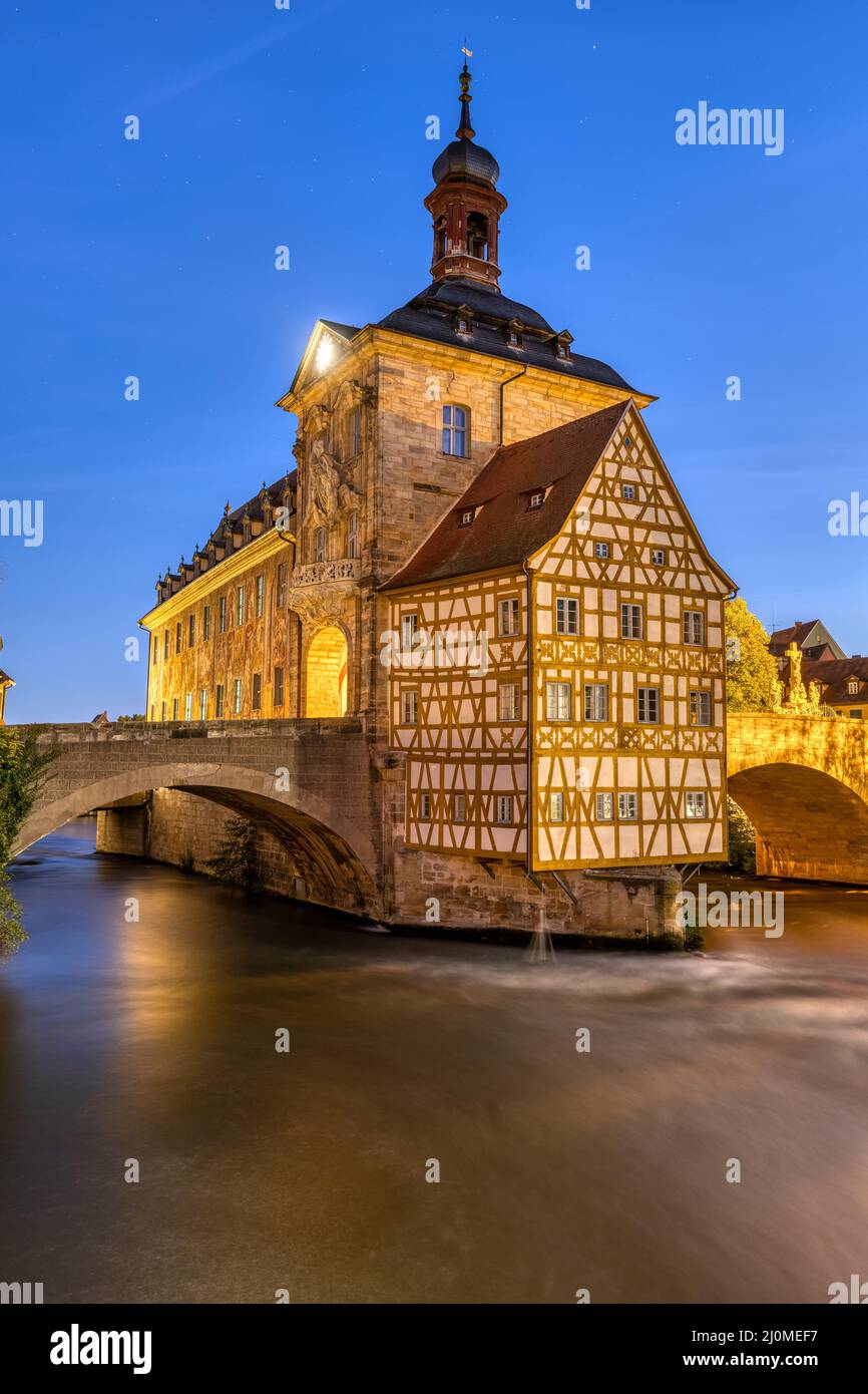 El hermoso Ayuntamiento de Bamberg, con entramado de madera, en Alemania al amanecer Foto de stock