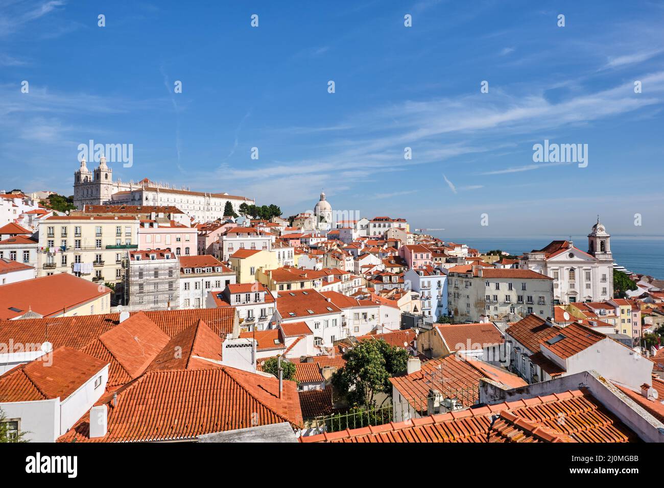 Vista sobre el histórico distrito de Alfama en Lisboa, Portugal Foto de stock