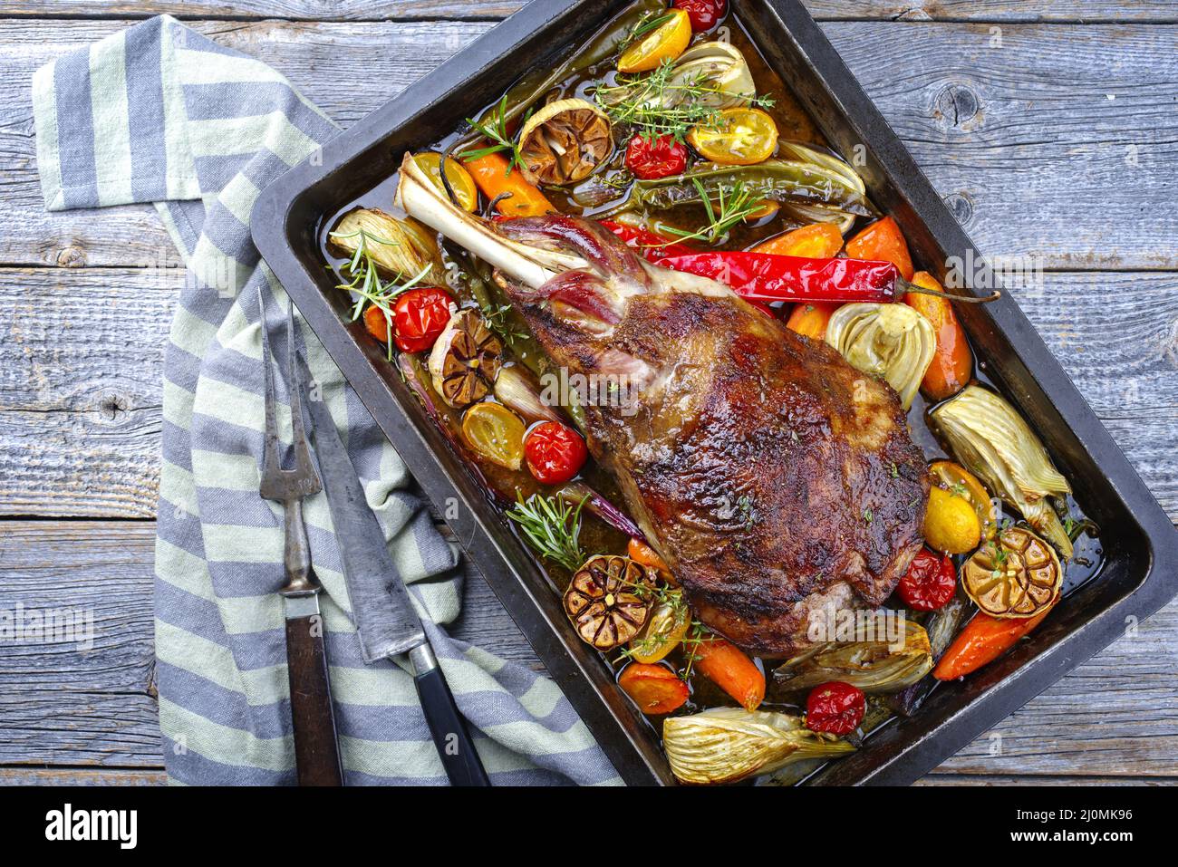 Tradicional cordero asado con verduras y chile servido como vista superior  en una bandeja de metal rústico Fotografía de stock - Alamy
