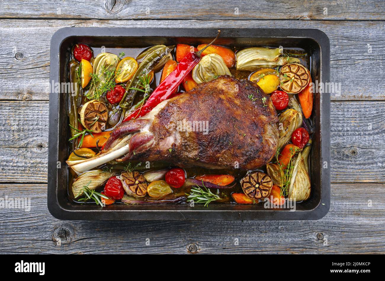 Tradicional cordero asado con verduras y chile servido como vista superior  en una bandeja de metal rústico Fotografía de stock - Alamy