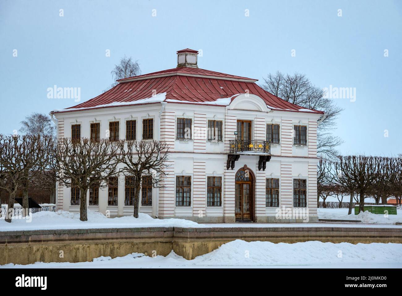 PETERHOF, RUSIA - 12 DE FEBRERO de 2022: El Palacio Marley de cerca, día de febrero. Petrodvorets, Rusia Foto de stock