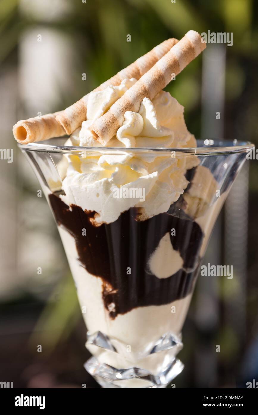 Deliciosas sundae con helado de vainilla - Copa Dinamarca Foto de stock
