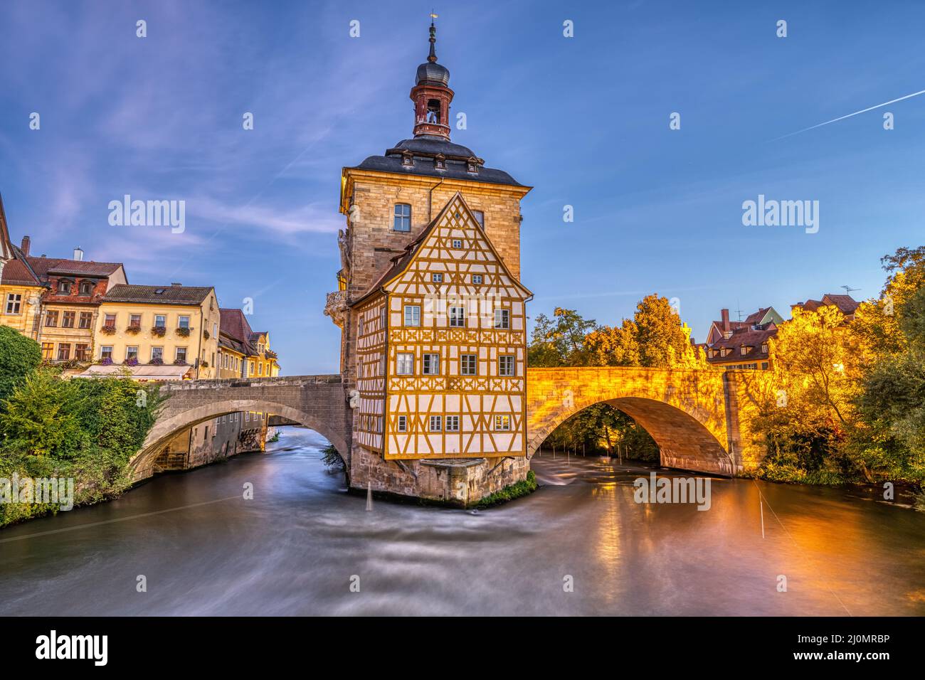 El Alte Rathaus en la hermosa ciudad de Bamberg en Baviera, Alemania, al amanecer Foto de stock