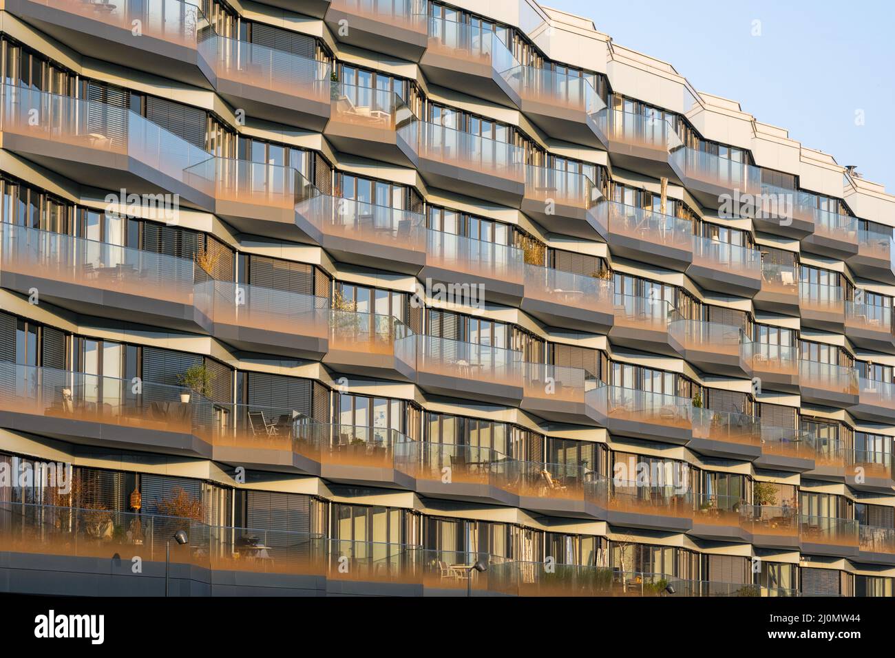 Fachada de un moderno edificio de apartamentos con mucho cristal visto en Berlín, Alemania Foto de stock