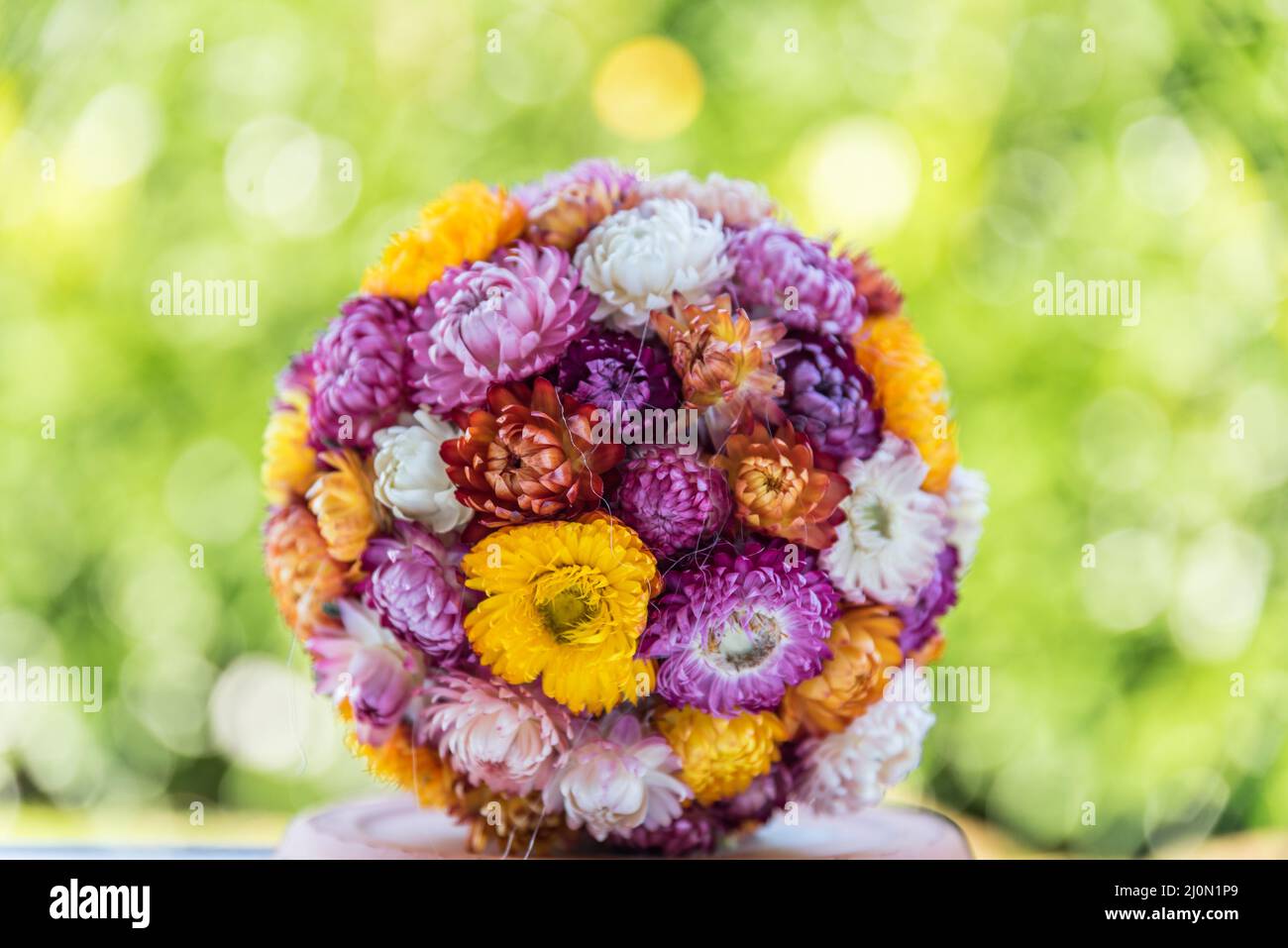 Flores decorativas para siempre - bolas de flores secas Foto de stock