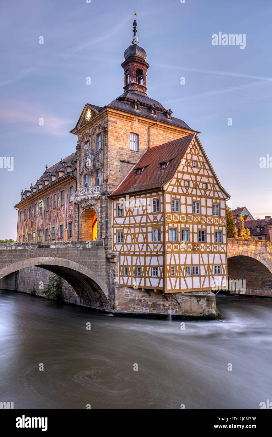 Temprano por la mañana en el hermoso ayuntamiento de Bamberg en Baviera, Alemania Foto de stock