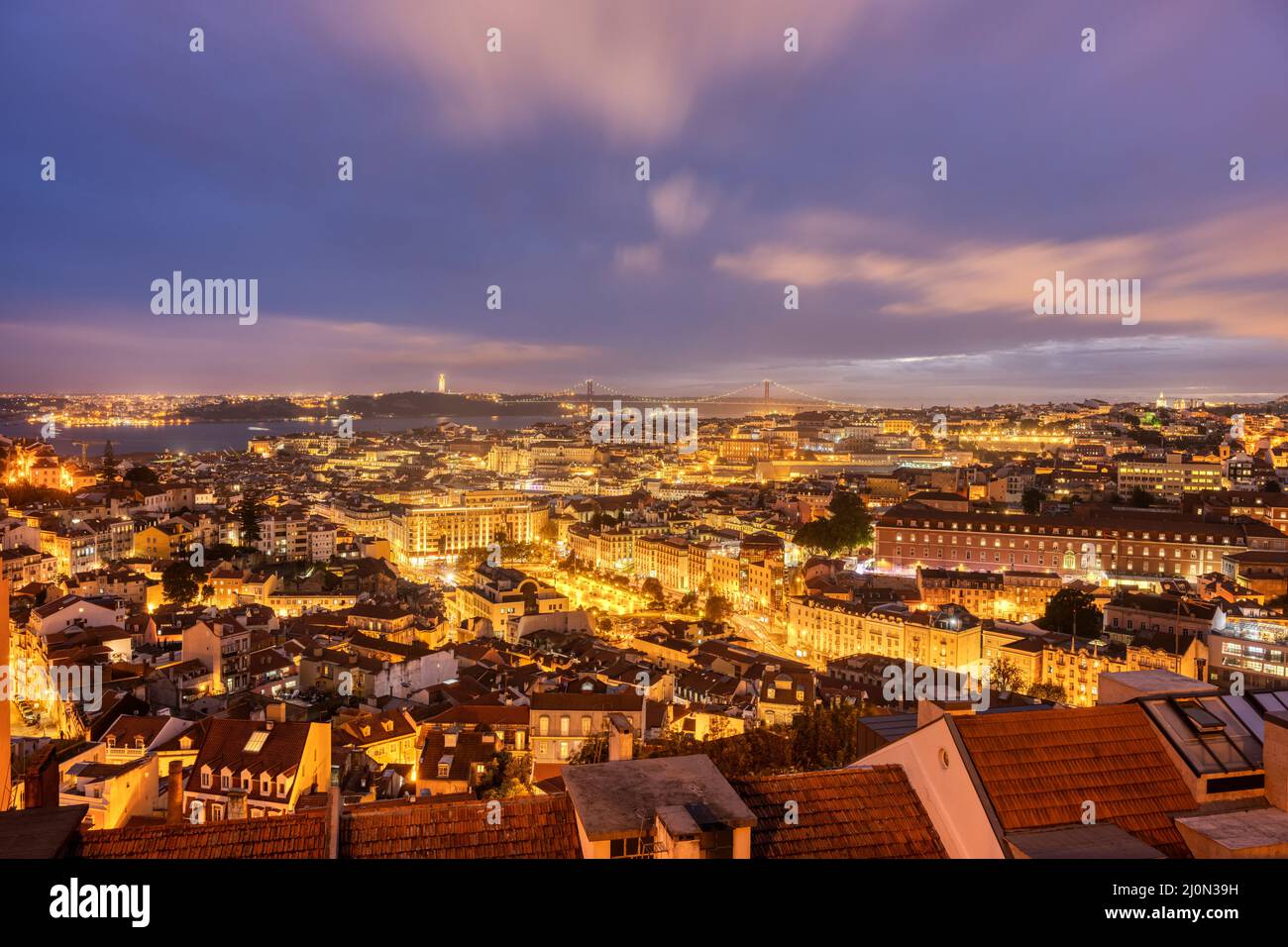 Vista del centro de Lisboa en Portugal por la noche Foto de stock