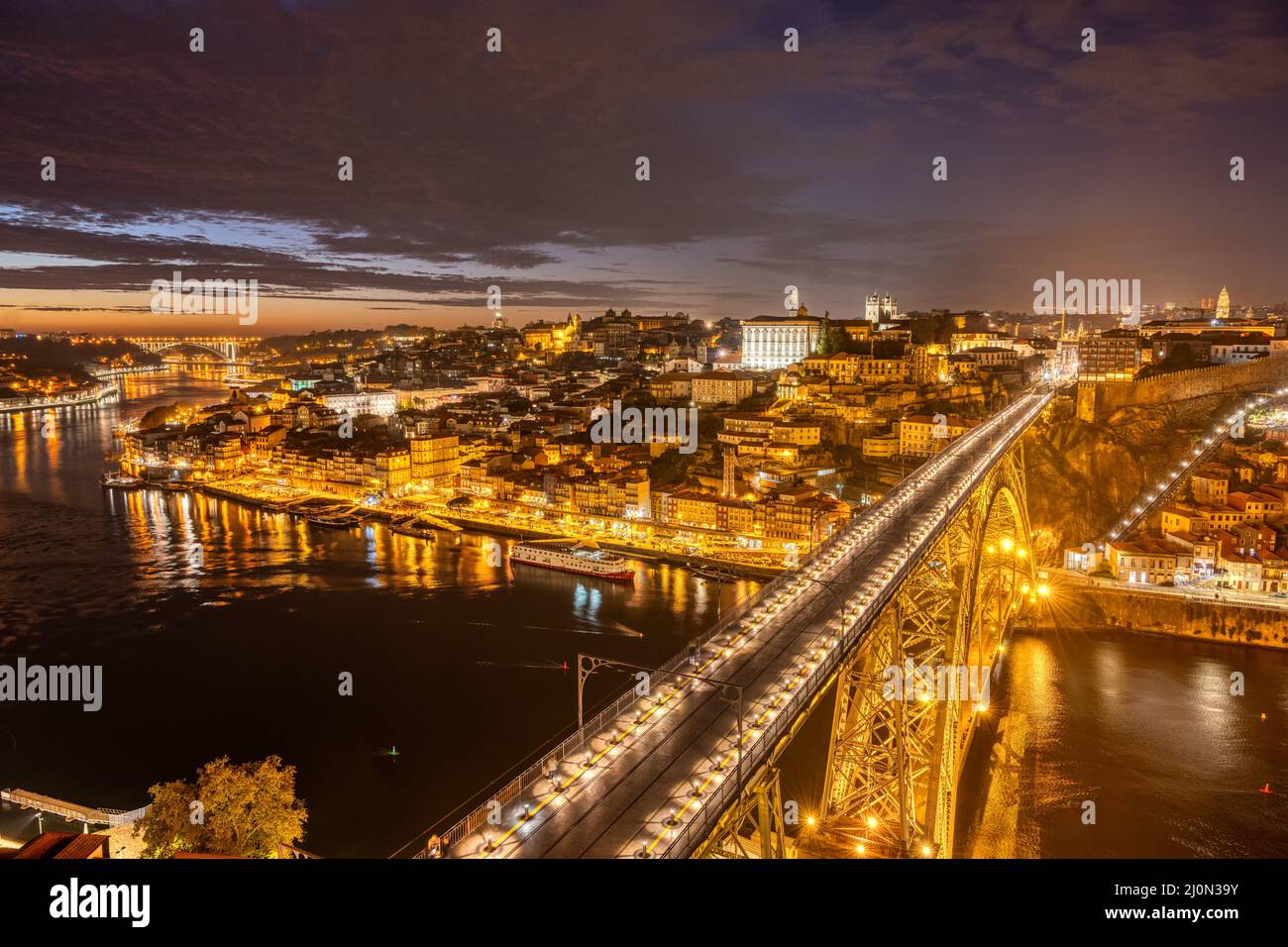 Vista de Porto con el río Douro y el puente Dom Luis I por la noche Foto de stock