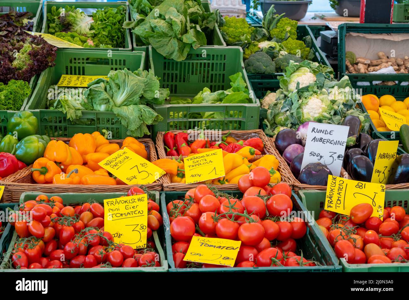 Colorida elección de verduras para la venta en un puesto de mercado Foto de stock