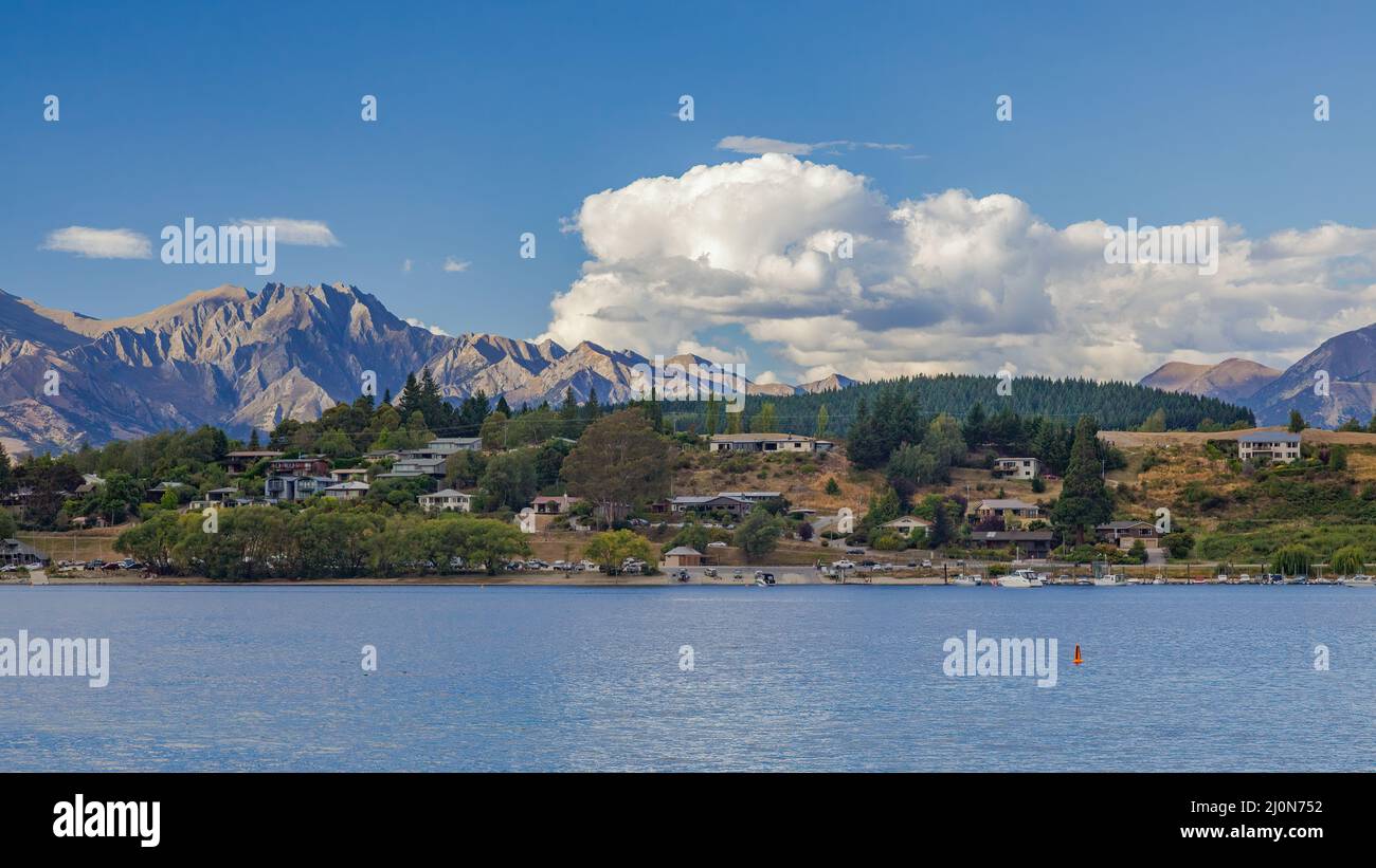 Vista de una pequeña comunidad en el borde del lago Wanaka en la región de Otago en Nueva Zelanda Foto de stock
