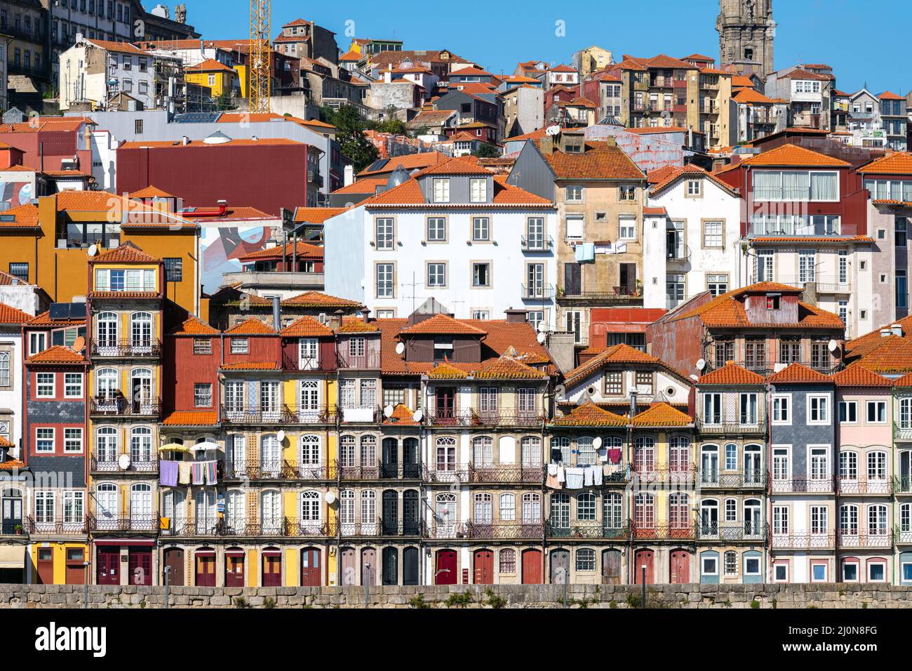 Las coloridas casas del casco antiguo de Oporto a orillas del río Duero en un día soleado Foto de stock