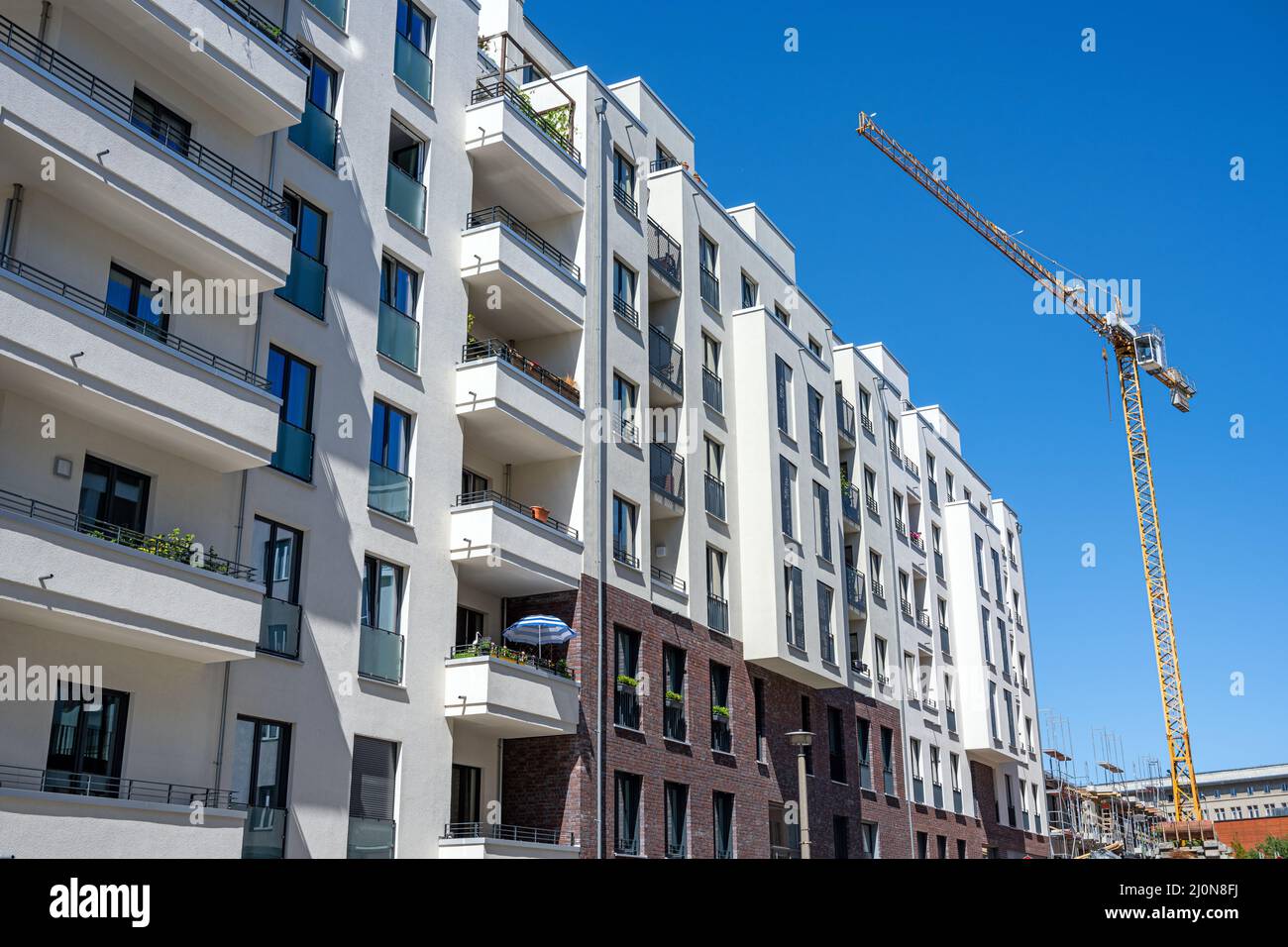 Modernos edificios de apartamentos con una grúa de construcción vista en Berlín, Alemania Foto de stock