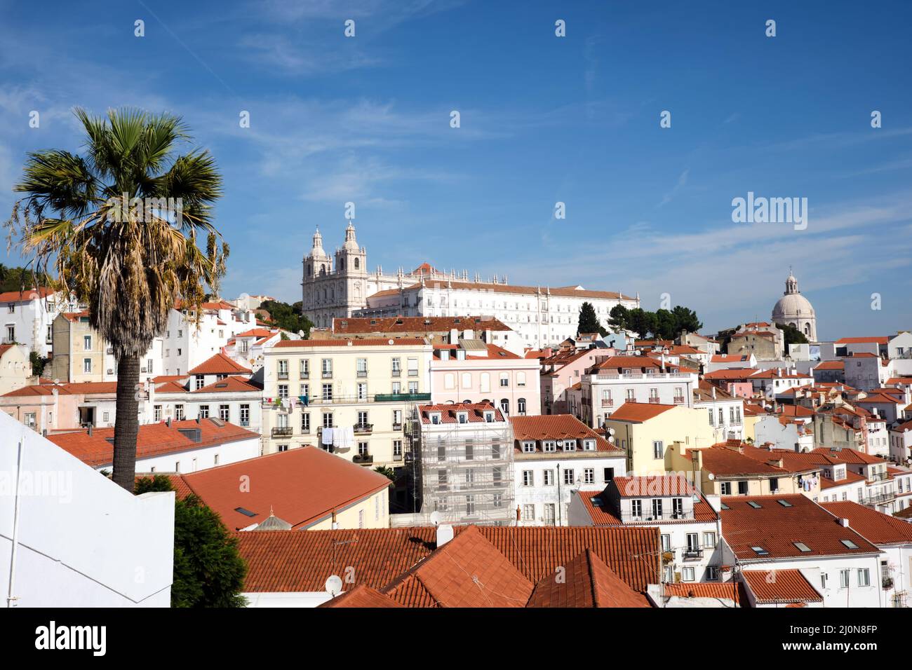 Vista sobre el hermoso distrito de Alfama en Lisboa, Portugal Foto de stock