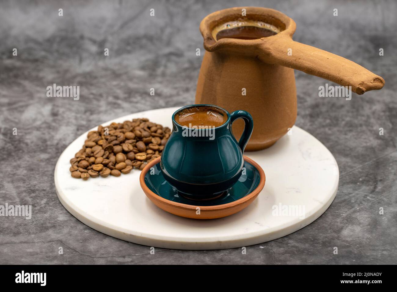 Café turco sobre fondo de mármol. Taza rústica y cafetera de tierra  Fotografía de stock - Alamy